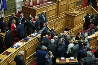 Εγκρίθηκε με 159 «ναι» ο προϋπολογισμός - Τι είπαν στις ομιλίες τους οι πολιτικοί αρχηγοί