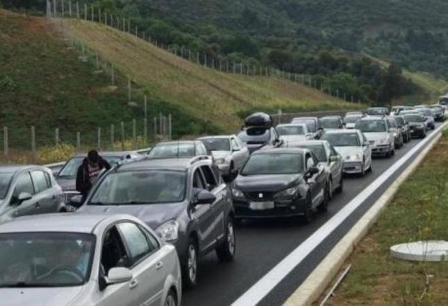 Το Υπουργείο Υποδομών «τρολάρει» τα δημοσιεύματα για την ταλαιπωρία των οδηγών το Πάσχα