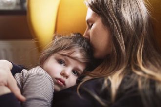 Safetyism: Γιατί τα παιδιά μας κινδυνεύουν από τη δική μας εμμονή με την ασφάλειά τους;