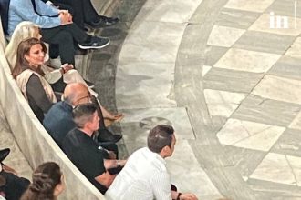 Στο Ηρώδειο ο Στέφανος Κασσελάκης – «Καλώς τον πρόεδρο» του φώναξε ο Κραουνάκης