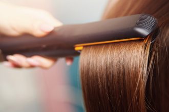 Τα προϊόντα για το ίσιωμα των μαλλιών σχετίζονται με αυξημένο κίνδυνο καρκίνου της μήτρας