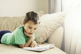 Πώς το παιδί σας θα αγαπήσει τα βιβλία περισσότερο από το τάμπλετ;