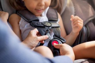 Παιδικό κάθισμα αυτοκινήτου: Το λάθος που κάνουν οι γονείς στην τοποθέτησή τους