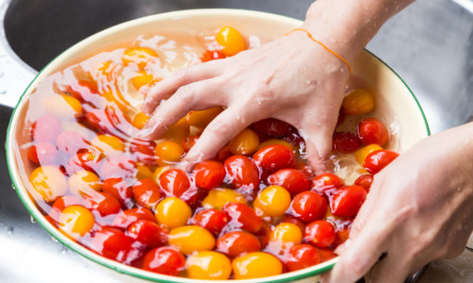 Πώς να φτιάξεις διάλυμα μαγειρικής σόδας για να απολυμάνεις φρούτα και λαχανικά