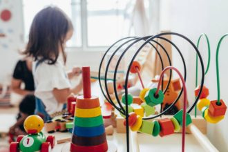 Μελέτη: 8 στα 10 παιδικά παιχνίδια & 1 στα 2 βρεφικά ρηλάξ στην Ελλάδα δεν είναι ασφαλή