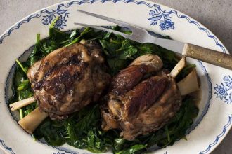 Χοιρινό κότσι με σπανάκι