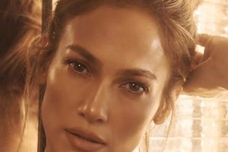 Μάθετε τα μυστικά της Jennifer Lopez για λαμπερό δέρμα