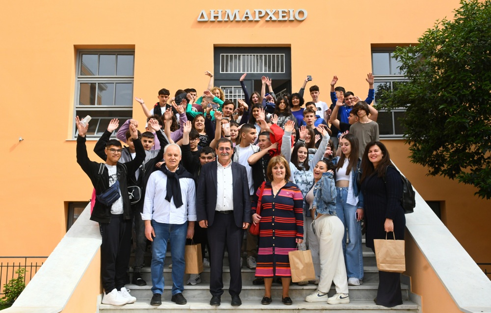 Ο Κώστας Πελετίδης υποδέχθηκε στο νέο δημαρχείο μαθητές από το Κιλκίς