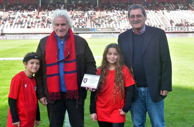 Ο Δήμαρχος Πατρέων βράβευσε τον «μάγο» Βασίλη Στραβοπόδη