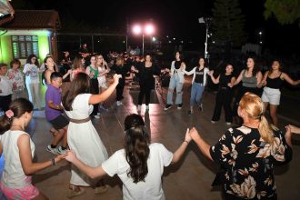 Λαϊκό γλέντι στην «Ιχθυόσκαλα» με τον εξαιρετικό κρητικό λαουτίστα και ερμηνευτή Μανώλη Κονταρό