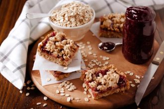 Μπάρες βρώμης με μαρμελάδα