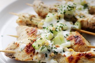 Σουβλάκια κοτόπουλου με σως γιαουρτιού