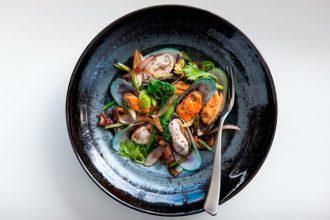 Μύδια με μπρόκολο και κρεμμύδια