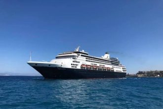 Κρουαζιερόπλοιο στο λιμάνι του Αιγίου