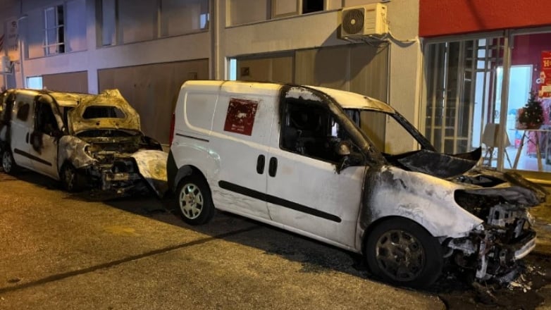 Εμπρησμός σε τρία βανάκια των ΕΛΤΑ τα ξημερώματα