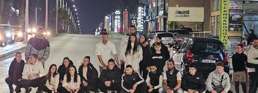 Πάτρα: Στο σημείο της τραγωδίας φίλοι του Γιώργου και του Γιάννη - Έκλεισαν συμβολικά το δρόμο εκεί που χάθηκαν τα δύο παιδιά - ΦΩΤΟ