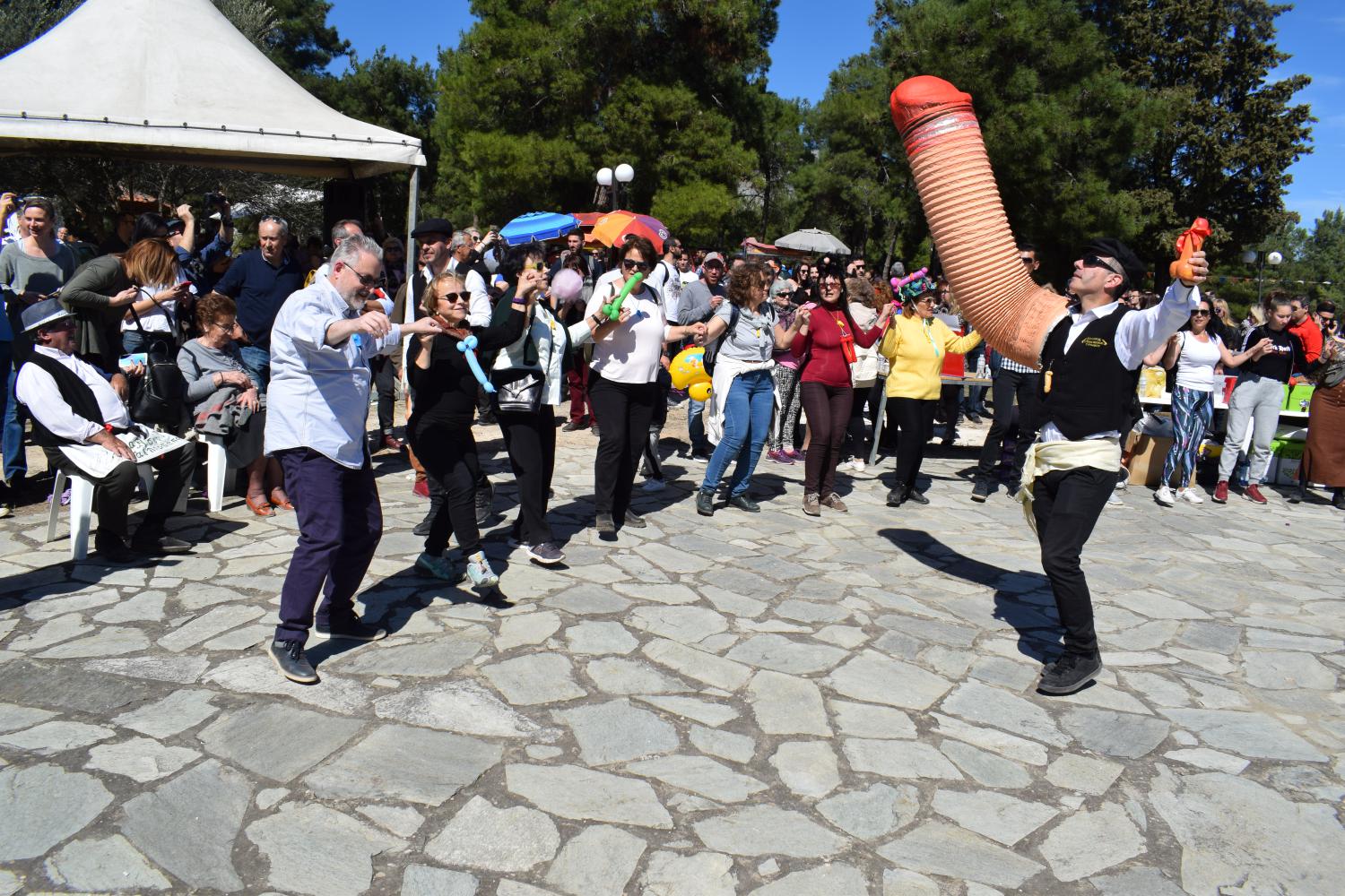 Κοινο_Τοπία: Σκωπτικά, σατυρικά με χορό και χωρατά!