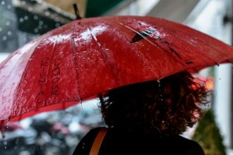 Καιρός αύριο: Βροχές και σποραδικές καταιγίδες σχεδόν σε όλη τη χώρα