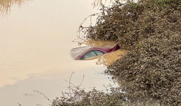 Αγρίνιο: «Βουτιά» έκανε αυτοκίνητο σε αρδευτικό αυλάκι - Στο νοσοκομείο ο οδηγός (Φωτό-video)