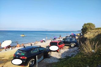 Μέχρι την ακροθαλασσιά τα αυτοκίνητα! Απίστευτο αυτό που συμβαίνει στο Καλαμάκι - ΦΩΤΟ