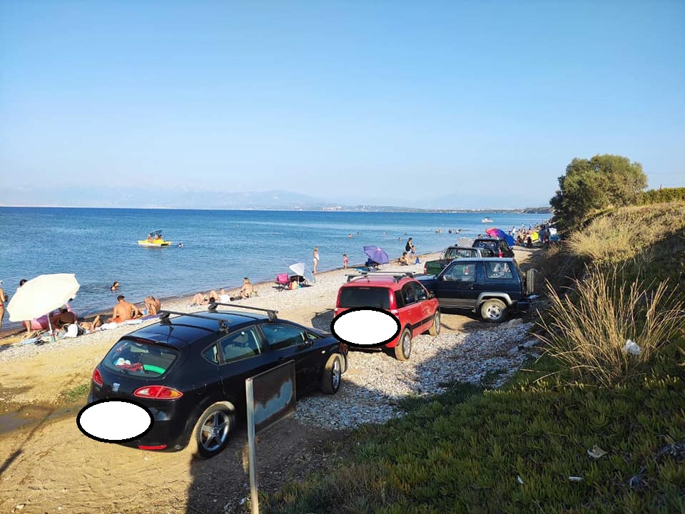 Μέχρι την ακροθαλασσιά τα αυτοκίνητα! Απίστευτο αυτό που συμβαίνει στο Καλαμάκι - ΦΩΤΟ