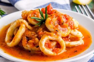 Καλαμαράκια κοκκινιστά με ρύζι – Η καλύτερη συνταγή για τη Μεγάλη Εβδομάδα