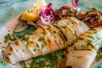 Ψητό καλαμάρι σχάρας με σως μουστάρδας