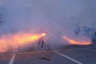 Εντυπωσιακό θέαμα από τον σαϊτοπόλεμο στην Καλαμάτα - ΒΙΝΤΕΟ
