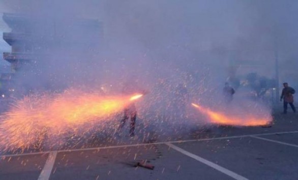 Εντυπωσιακό θέαμα από τον σαϊτοπόλεμο στην Καλαμάτα - ΒΙΝΤΕΟ