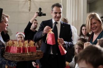 Διαδικτυακά θα ακούσουν τα κάλαντα ο πρωθυπουργός και οι πολιτικοί αρχηγοί