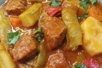 Καλοκαιρινό μοσχαράκι με φασολάκια και πατάτες