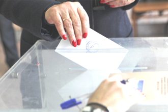 Δημοσκόπηση Metron Analysis: Ξεκάθαρη πρωτιά ΝΔ σε εννιακομματική βουλή με Κασσελάκη και Λατινοπούλου