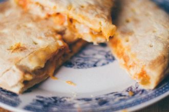 Καλτσόνε με μανιτάρια, κοτόπουλο και καπνιστό τυρί