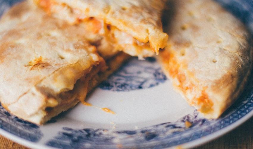 Καλτσόνε με μανιτάρια, κοτόπουλο και καπνιστό τυρί