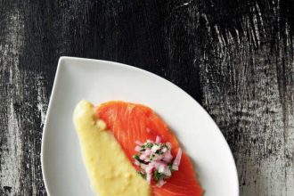 Καπνιστός σολομός ή πέστροφα με σάλτσα φάβας