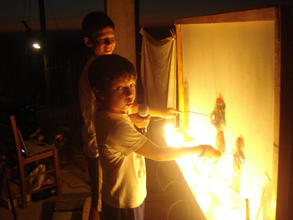 «Μάγεψε» ο πιο μικρός Καραγκιοζοπαίχτης της Αχαΐας στη Λευκή Νύχτα! ΒΙΝΤΕΟ