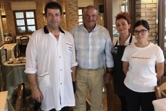 Για κοκορέτσι σε γνωστή ταβέρνα της Φθιώτιδας ο Κώστας Καραμανλής