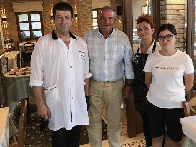 Για κοκορέτσι σε γνωστή ταβέρνα της Φθιώτιδας ο Κώστας Καραμανλής