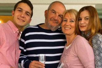 Κώστας Καραμανλής – Νατάσα Παζαϊτη: Ποζάρουν μαζί με τα δίδυμα παιδιά τους μπροστά από το χριστουγεννιάτικο δέντρο τους