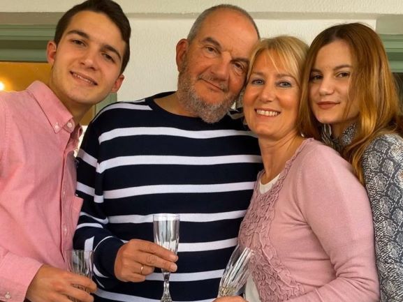 Κώστας Καραμανλής – Νατάσα Παζαϊτη: Ποζάρουν μαζί με τα δίδυμα παιδιά τους μπροστά από το χριστουγεννιάτικο δέντρο τους