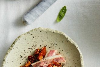 Καραμελωμένος ντάκος με καπνιστό χέλι