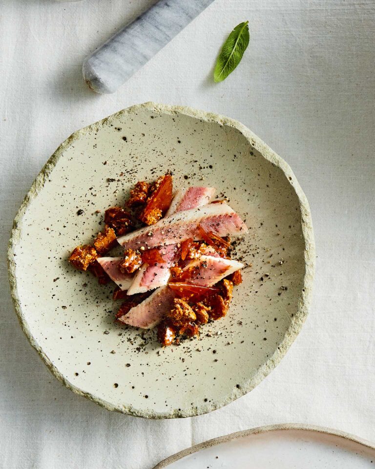 Καραμελωμένος ντάκος με καπνιστό χέλι