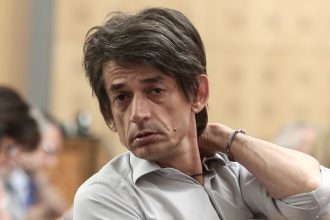 Άθλια επίθεση Καρανίκα σε δημοσιογράφους!