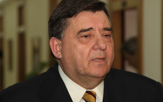 Ατύχημα για τον Γιώργο Καρατζαφέρη - Έπεσε μέσα σε λάκκο