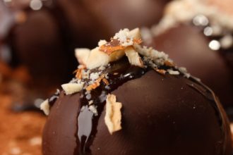 Συνταγή για καριόκες με το τσουρέκι και το σοκαλετένια αυγά που περίσσεψαν