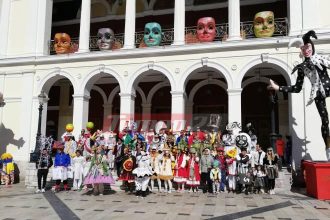 Πάτρα: Η αναμνηστική φωτογραφία των καρναβαλικών γκρουπ μπροστά στο θέατρο Απόλλων!