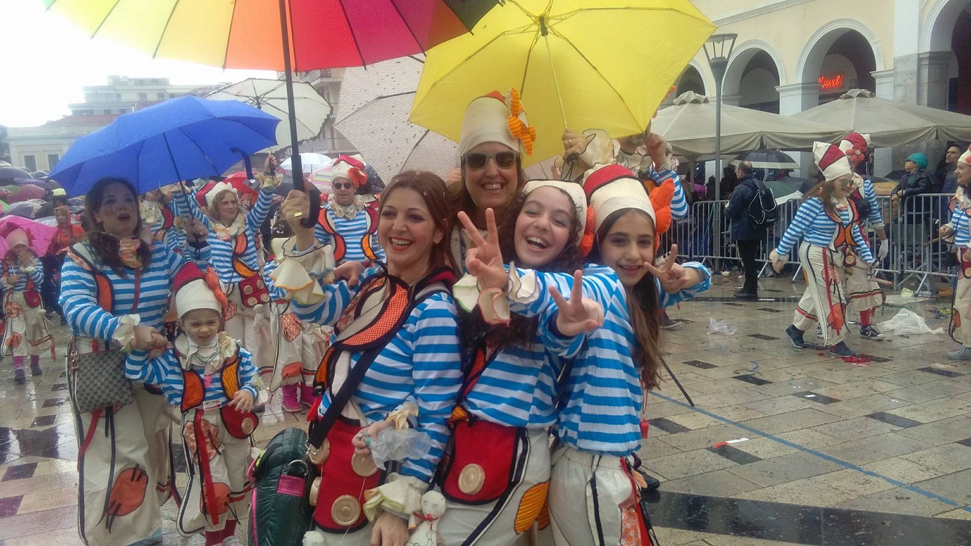 Πάτρα: Καρναβαλιστές παντός καιρού - Παρέλαση υπό καταρρακτώδη βροχή - ΦΩΤΟΓΡΑΦΙΕΣ