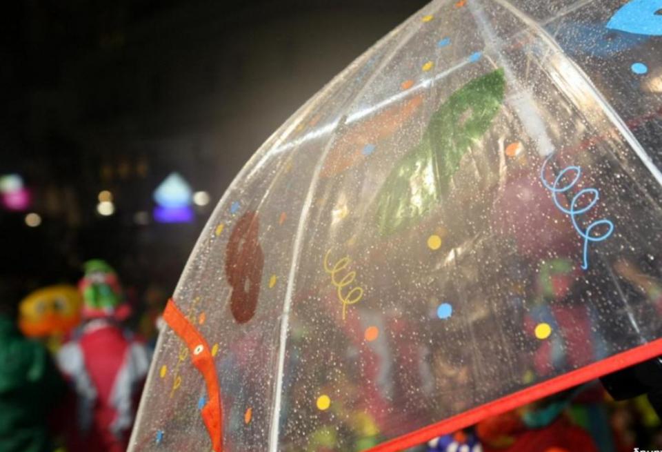 Πατρινό Καρναβάλι 2016: Κενό στην παρέλαση 1,5χλμ - Η βροχή "φρέναρε" το κέφι