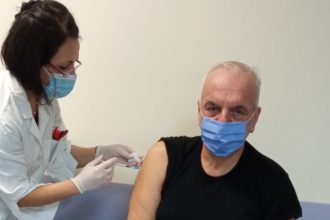 Πάτρα: Εμβολιάστηκε ο συνδικαλιστής Σωτήρης Καρβέλης