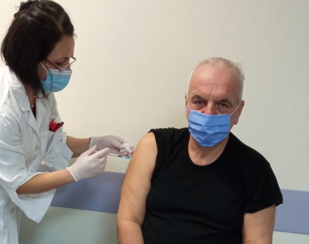 Πάτρα: Εμβολιάστηκε ο συνδικαλιστής Σωτήρης Καρβέλης